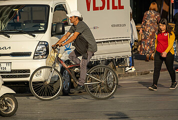 Tuerkei  Antalya - Einer der wenigen mutigen Fahrradfahrer im Stadtzentrum