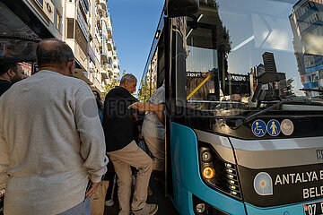 Tuerkei  Antalya - Fahrgaeste bestiegen Linienbus im Stadtzentrum