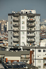 Tuerkei  Antalya - Apartmentblocks  vorne der Stadtteil Konyaalti