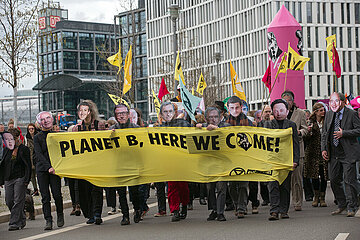 Berlin  Deutschland  DEU - Protestzug von Klimaaktivisten der Extinction Rebellion - We cant afford the super rich.