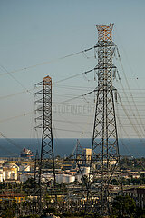 Tuerkei  Antalya - Strommasten Stadtteil Konyaalti  hinten der Hafen am Mittelmeer