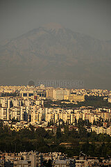 Tuerkei  Antalya - Blick von Westen ueber die Metropole Richtung Stadtzentrum (am Horizont vor den Bergen)