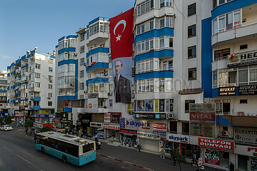 Tuerkei  Antalya - Hauptstrasse im Stadtzentrum mit einem riesigen Portrait von Atatuerk anlaesslich des Tags der Republik