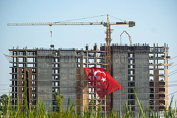 Tuerkei  Antalya - Baustelle eines Hochhauses mit riesiger tuerkischer Flagge an der Fadssade