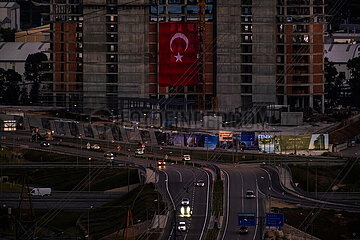 Tuerkei  Antalya - Baustelle eines Hochhauses mit riesiger tuerkischer Flagge an der Fadssade