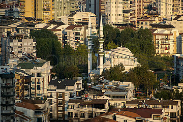 Tuerkei  Antalya - Blick von Westen ueber die Metropole  vorne eine Moschee