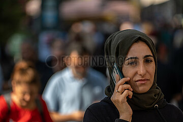 Tuerkei  Antalya - Menschenmenge in einer Fussgaengerzone im Stadtzentrum  Faru telefoniert