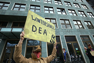 Berlin  Deutschland  DEU - Protestzug von Klimaaktivisten der Extinction Rebellion - We cant afford the super rich.