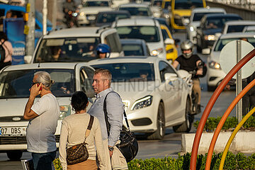 Tuerkei  Antalya - Fussgaenger warten an einer Ampel an einer Kreuzung zweier Hauptstrassen im Stadtzentrum