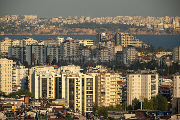 Tuerkei  Antalya - Blick von Westen ueber die Metropole Richtung Stadtzentrum (am Horizont)
