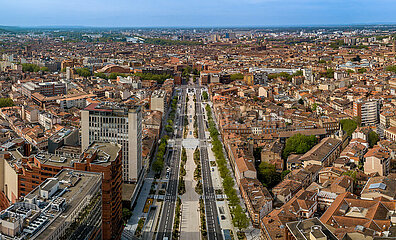 FRANCE. HAUTE-GARONNE (31) TOULOUSE  AERIAL VIEW OF THE CITY CENTER AND ALLEE JEAN JAURES VIEW FROM THE MARENGO DISTRICT BONNEFOY