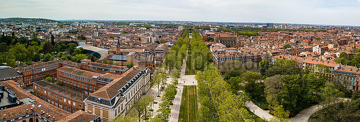 FRANCE  HAUTE-GARONNE (31) TOULOUSE  CITY CENTER AND PLANT GARDEN  LARGE ROUND AND ESPLANADE ALAIN SAVARY AERIAL VIEW
