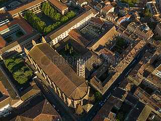 FRANCE  HAUTE-GARONNE (31) TOULOUSE  CLASS LARGE SITES OF MIDI-PYRENEES  COVER OF JACOBINS  AERIAL VIEW OF THE CHURCH AND ROOFS OF TOULOUSE
