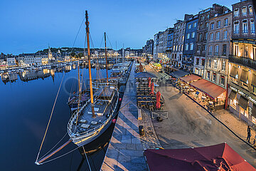 FRANCE - CALVADOS - 14 - HONFLEUR: THE OLD BASIN AND QUAI SAINT CATHERINE AT DUSK. SAVED FROM THE TEST OF TIME  HONFLEUR HAS PRESERVED EVIDENCE OF ITS RICH HISTORY. A REPUTATION IT OWES TO THE DIVERSITY OF ITS MONUMENTS AND ITS RICH CULTURAL AND ARTISTIC HERITAGE  BUT ALSO THE AUTHENTICITY AND CHARM OF COBBLED STREETS AND HALF-TIMBERED FACADES.