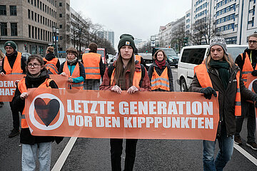 Letzte Generation Slow Walk mit anschließendem Festkleben in Berlin
