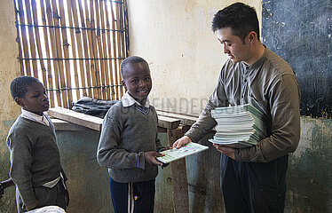 Kenya-Nairobi-Mathare Slum-School-Book-Lesung