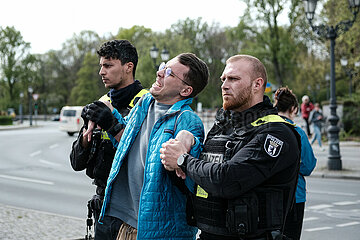 Neue Polizeigewalt bei Blockade der Letzten Generation
