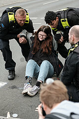 Neue Polizeigewalt bei Blockade der Letzten Generation
