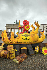 Berlin  Deutschland  DEU - Greenpeace-AKW Dinosaurier Skulptur am Brandenburger Tor