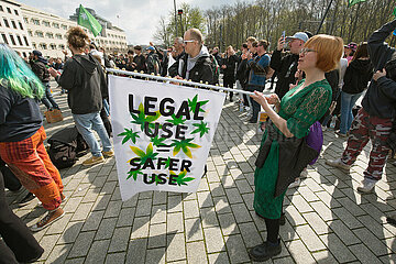 Berlin  Deutschland  DEU - Demonstration für Cannabis Legalisierung am Brandenburger Tor