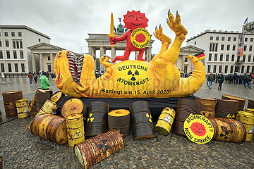 Berlin  Deutschland  DEU - Greenpeace-AKW Dinosaurier Skulptur am Brandenburger Tor