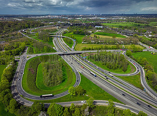 Ruhrgebietslandschaft am Autobahnkreuz Duisburg-Kaiserberg  Duisburg  Nordrhein-Westfalen  Deutschland  Europa