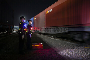 China-Xinjiang-Alataw Pass-Grate Inspection Officers (CN)