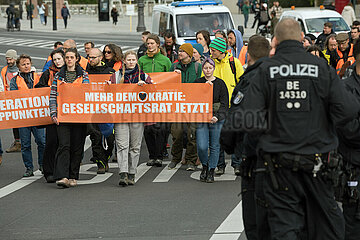 Berlin  Deutschland  DEU - Protestmarsch der Letzten Generation in Berlin Mitte