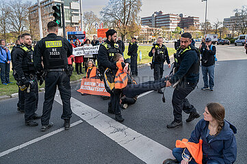 Berlin  Deutschland  Klimademonstranten der Letzten Generation haben sich auf der Fahrbahn festgeklebt und blockieren eine Strasse