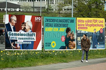 Deutschland  Bremen - Plakatwaende fuer die Bremer Buergerschaftwahlen im Mai 2023  links mit Andreas Bovenschulte (SPD)  Bremer Buergermeister  rechts Gruene und FDP
