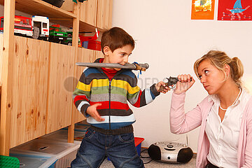 überforderte Mutter verbietet ihrem Sohn das Spielen mit Spielzeugwaffen