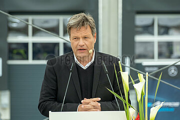 Deutschland  Bremen - Bundeswirtschaftsminister Robert Habeck (Gruene)  redet zur Eroeffnung des Logistikzentrums C3 Bremen (BLG Logistics Group fuer Mercedes-Benz)