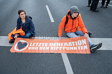 Berlin  Deutschland  Klimademonstranten der Letzten Generation haben sich auf der Fahrbahn festgeklebt und blockieren eine Strasse