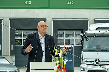 Deutschland  Bremen - Andreas Bovenschulte (SPD)  Bremer Buergermeister und Praesident des Bremer Senats  redet zur Eroeffnung des Logistikzentrums C3 Bremen (BLG Logistics Group fuer Mercedes-Benz)