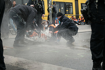 Jugendliche blockieren Straße am Hauptbahnhof Berlin