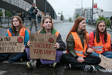 Jugendliche blockieren Straße am Hauptbahnhof Berlin