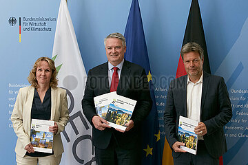 Berlin  Deutschland - Rober Habeck mit Mathias Cormann und Steffi Lemke stellen den Wirtschaftspruefbericht und den Umweltpruefbericht der OECD vor.