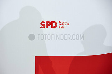 Berlin  Deutschland - Die Schatten von Andreas Bovenschulte und Saskia Esken bei einer Pressekonferenz im Willy-Brandt-Haus.