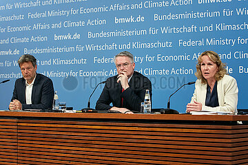 Berlin  Deutschland - Rober Habeck mit Mathias Cormann und Steffi Lemke bei einer Pressekonferenz in seinem Ministerium.
