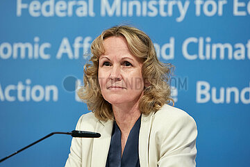 Berlin  Deutschland - Steffi Lemke bei einer Pressekonferenz im Bundeswirtschaftsministerium.