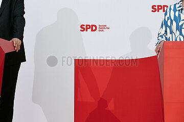 Berlin  Deutschland - Die Schatten von Andreas Bovenschulte und Saskia Esken bei einer Pressekonferenz im Willy-Brandt-Haus.