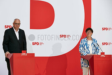Berlin  Deutschland - Andreas Bovenschulte und Saskia Esken bei einer Pressekonferenz im Willy-Brandt-Haus.