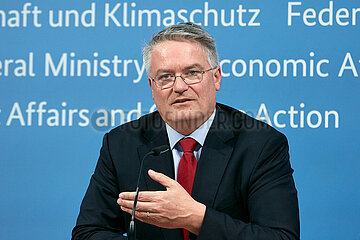 Berlin  Deutschland - OECD-Generalsekretaer Mathias Cormann bei einer Pressekonferenz im Bundesministerium fuer Wirtschaft und Klimaschutz.