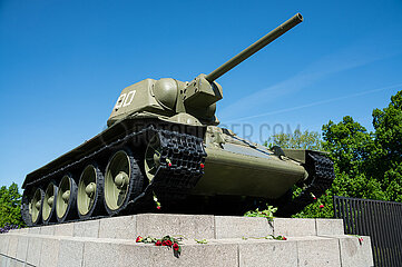 Berlin  Deutschland  Rote Rosen am Sockel eines T-34 Panzer am Sowjetischen Ehrenmal im Ortsteil Tiergarten