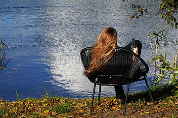 Dranse  Deutschland  Frau sitzt auf einem Stuhl an einem See