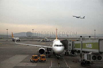 Istanbul  Tuerkei  Flugzeuge der Pegasus Airlines auf dem Vorfeld des Flughafen Istanbul-Sabiha Goekcen
