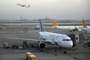 Istanbul  Tuerkei  Flugzeuge der Anadolujet und Pegasus Airlines auf dem Vorfeld des Flughafen Istanbul-Sabiha Goekcen