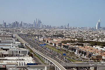 Dubai  Vereinigte Arabische Emirate  Blick auf die Skyline der Dubai Marina und das Burj al Arab (rechts)