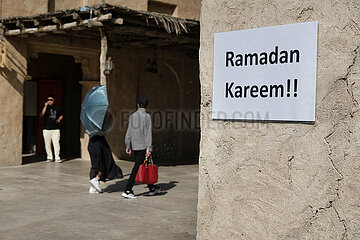 Dubai  Vereinigte Arabische Emirate  der Gruss Ramadan Kereem haengt an einer Hauswand