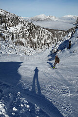 Krippenbrunn  Oesterreich  Mann faehrt Ski am Krippenstein